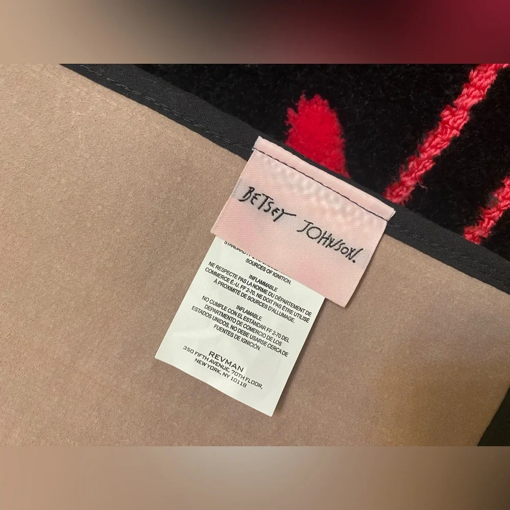 Betsey Johnson ❤️So soft Heart pattern Bath Rug Black/ Pink 20x30”New